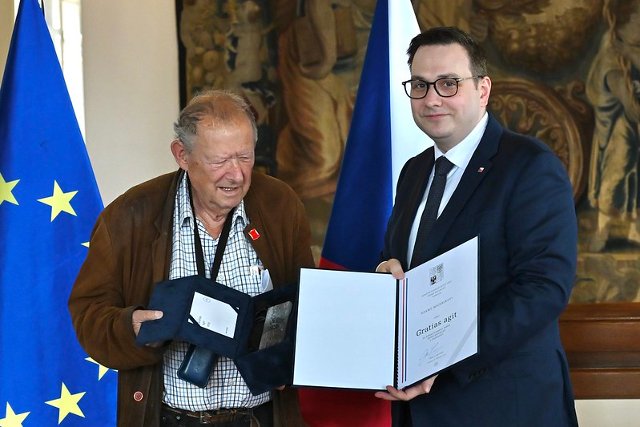 Minister Lipavský Presented the Gratias Agit Award to Adam Michnik 