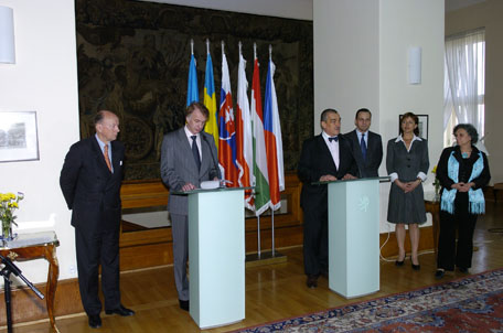 Tiskovka ministrů zahraničních věcí V4, Ukrajiny a Švédska, zleva C. Bildt (Švédsko), V. Ogryzko (Ukrajina), ministr Schwarzenberg, R. Sikorski (Polsko), slovenská tajemnice D. Štrofová, K. Gonz (Maďarsko) 