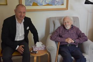 Velvyslanec Libor Sečka během milého setkání s malířem Stanem Youngem 26. 6. 2017 ve Worcesteru 