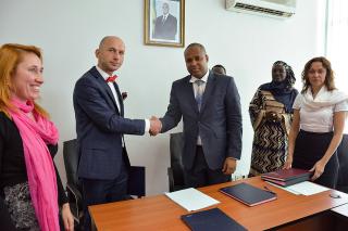 Zástupkyně Derbianus Conservation Pavla Hejcmanová, náměstek ministra ŽP ČR Vladimír Dolejský, ministr ŽP Senegalu Abdoulaye Baldé a VZÚ ČR v Senegalu Lenka Pokorná při podpisu Memoranda o spolupráci