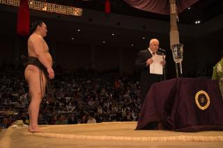 Sumo Cup - yokozuna Hakuho and Mr.Milan Slanec (Deputy Head of Mission of the Embassy of the Czech Rep.) 