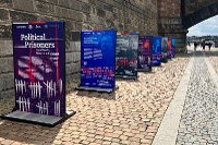 Výstava MZV s názvem „Političtí vězni z Ruska, Běloruska a Ukrajiny“ je k vidění na Rašínově nábřeží v Praze
