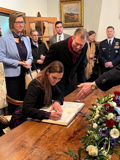 zápis do Zlaté knihy města Viandenu za přitomnosti velkovévody Jindřicha