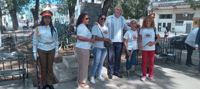 Embajador Kubánek con las chicas Lidice