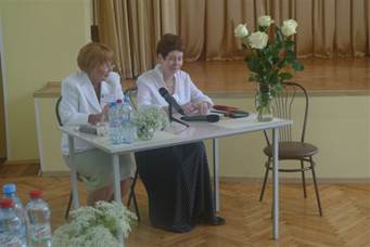 Ředitelka vědecko-pedagogického centra J. A. Komneksého E. Mnušnikova a její zástupkyně S. Marčukova Ředitelka vědecko-pedagogického centra J. A. Komenského E. Mnušnikova a její zástupkyně S. Marčukova