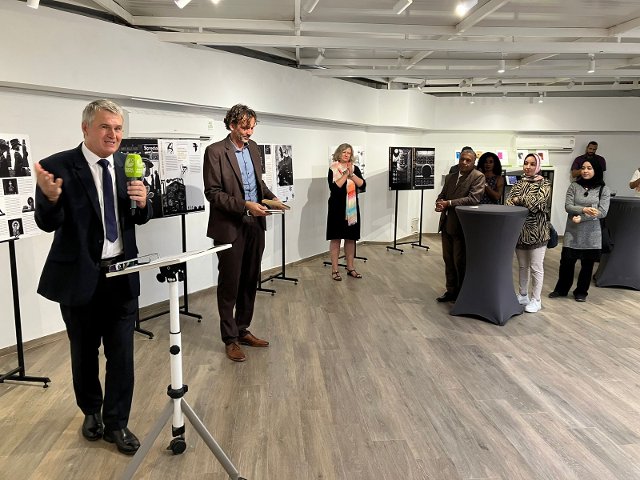S. E. M. Ladislav ŠKEŘÍK inaugure l'exposition au côté du directeur du Goethe Institut, M. Kuppers Philip.