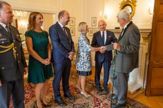 Velvyslanec Libor Sečka s manželkou Sabrinou, zástupce velvyslance Jan Brunner s manželkou Petrou a přidělenec obrany Jiří Svatoš vítají hosty recepce 