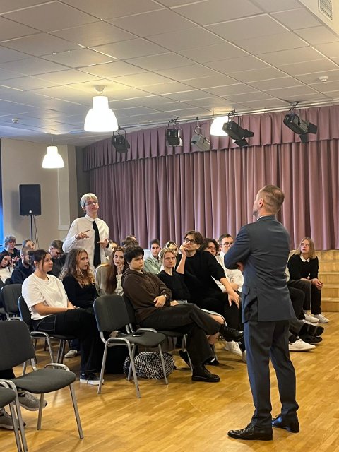 The discussion with students.