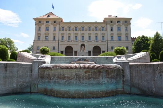 Černínský palác ze zahrady - léto