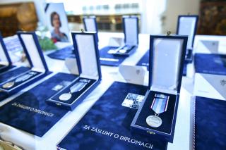 Ministr Lipavský udělil medaile Za zásluhy o diplomacii