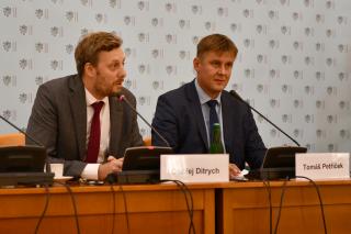 Náměstek Petříček na symposiu k české zahraniční politice 