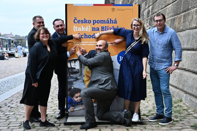 Výstava MZV s názvem „Česko pomáhá (také) na Blízkém východě“ je k vidění na Rašínově nábřeží v Praze