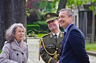 Ministr Martin Stropnický, brigádní generál Jaroslav Malý a správkyně hřbitova Père Lachaise.