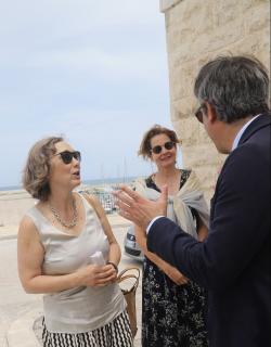 discuttendo a Bisceglie - S.E. Hubáčková, console Karfíková, il sindaco Angaran 