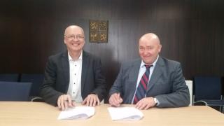 Podpis smlouvy k projektu rehabilitačního centra 