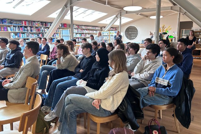 Velvyslanec Tomáš Jan Podivínský diskutoval se studenty Obchodního gymnázia v Bazileji