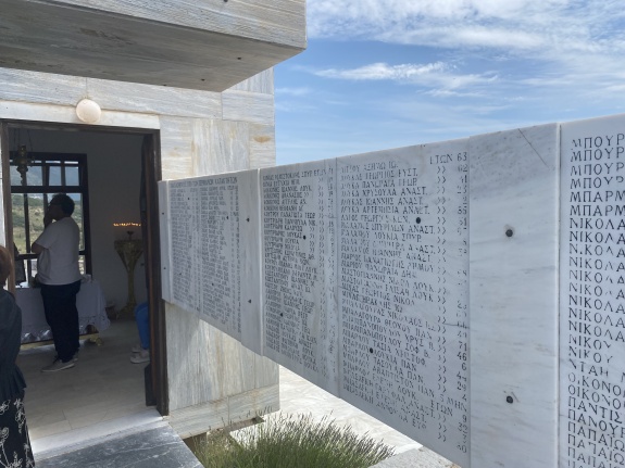 Památník v Distomu se jmény všech obětí nacistického masakru