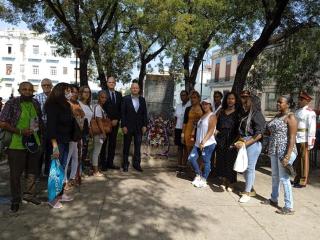 Ofrenda floral al monumento Lidice