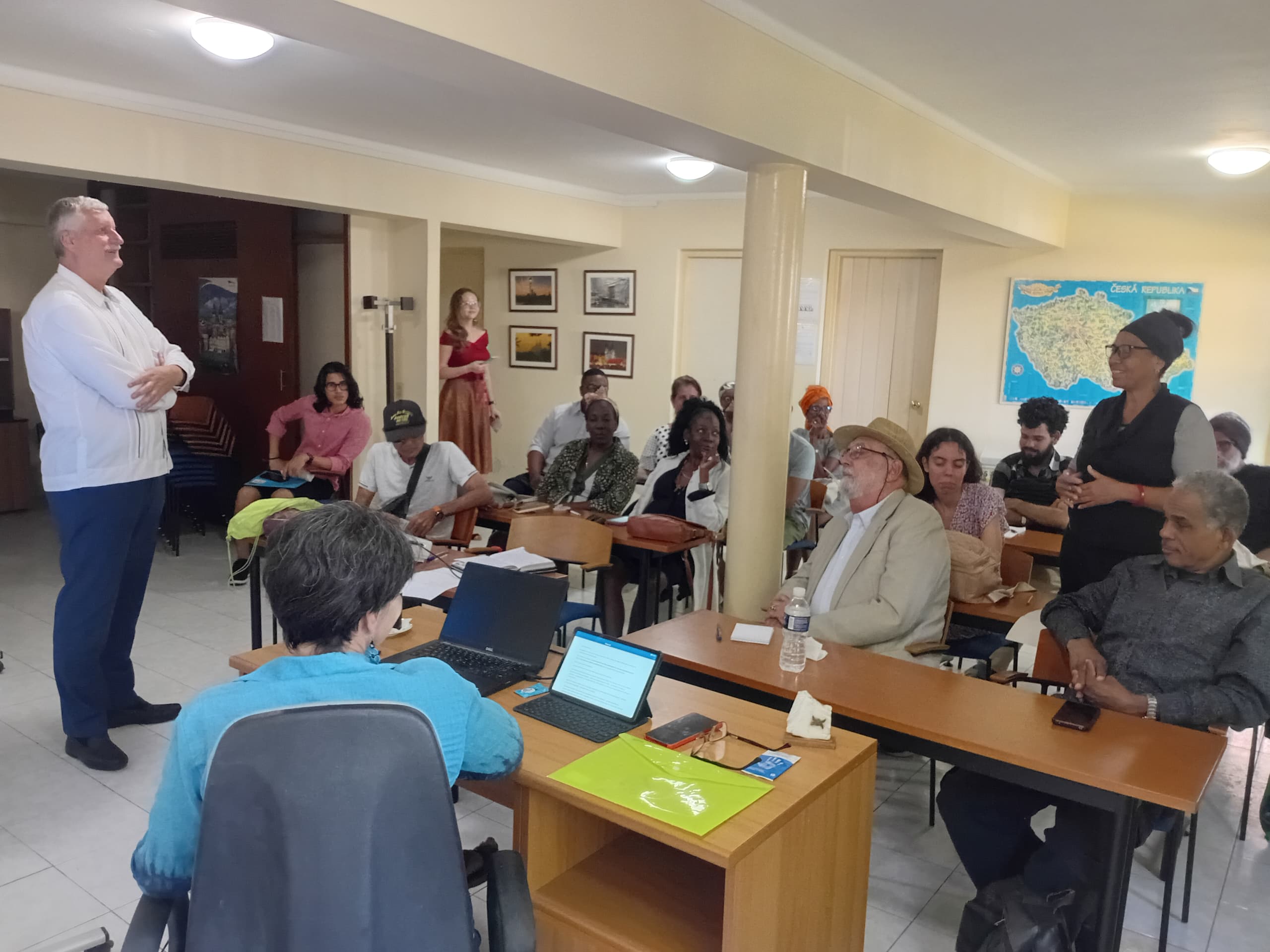 Velvyslanec Kubánek hovořil s účastníky kurzu