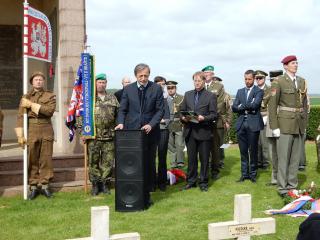  Devant le monument des légionnaires à La Targette.  