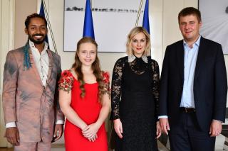 Prvními Vyslanci dobré vůle jsou Mádlová, Ptáčková a Yemi. Jejich úkolem bude šířit dobré jméno ČR ve světě