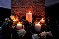 Symbolický památník obětem terezínského rodinného tábora BIIb v Athénách v březnu 2026 