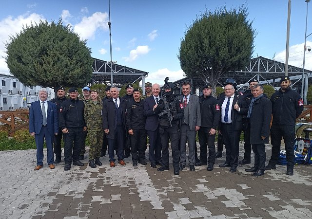 Delegace Senátu PČR s českými vojáky MSU KFOR
