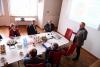 Ministr Petříček se setkal s výzkumníky z Akademie věd a ČVUT, vyzkoušel si i práci v azylovém domě