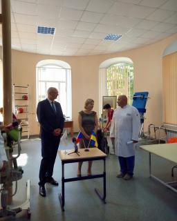 Velvyslanec R. Matula, náměstkyně ministryně zdravotnictví O. Syvak a vedoucí lékař M. Ankin na slavnostním otevření (© ZÚ Kyjev) 