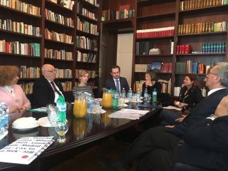 riunione - in testa H.E. Smolek e H. E. Hubáčková 