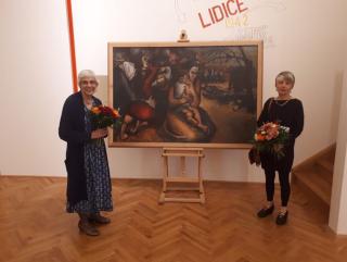 Anna Lowenstein and Angela Wright in front of the renovated painting "Lidice" by Stan Young