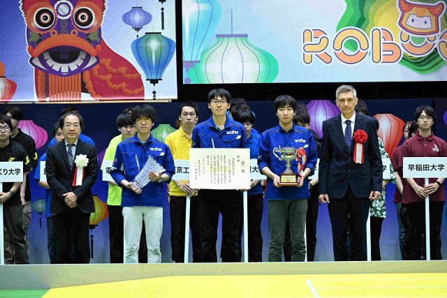 Předání trofeje vítězi japonského kola soutěže Robocon 2024