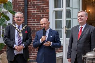 Velvyslanec Libor Sečka za přítomnosti starosty Camdenu Richarda Cottona a rektora Univerzity Karlovy Tomáše Zimy zahajuje recepci 