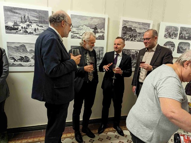 České víno na otevření výstavy v Tartu.