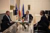 Předseda vlády Andrej Babiš, ministr zahraničí v demisi Lubomír Zaorálek a nový ministr zahraničí Martin Stropnický v pracovně