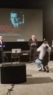 80. godišnjica od rodjenja prvog predsjednika Češke Republike Václava Havela i 27. godišnjica tzv. Baršunaste revolucije.