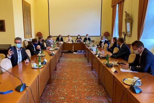 Ministr Kulhánek uspořádal kulatý stůl se zástupci politických stran, tentokrát k prioritám českého předsednictví