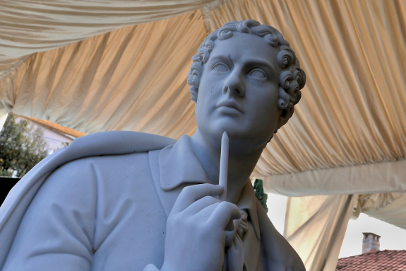 Mramorová socha lorda Byrona v athénské čtvrti Kifisia