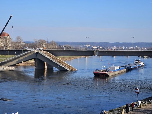První nákladní loď z Česka pod Carolabrücke dne 3. 2. 2025