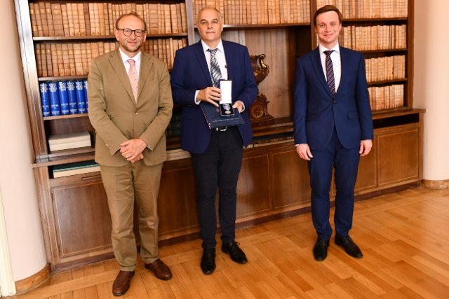 Náměstek Chmelař předal medaile Za zásluhy o diplomacii