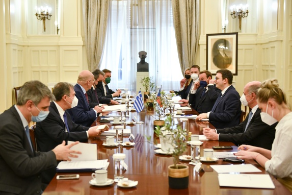 Delegace ČR (vpravo) a Řecka za jednacím stolem