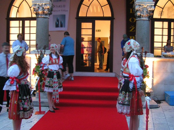 Staklo