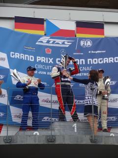 Velvyslankyně předává na okruhu Nogaro cenu vítězi čtvrté jízdy tahačů, kterým byl český závodník Adam Lacko (12.6.2016).