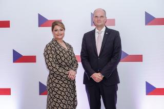 Velvyslanec Petr Kaván s vicekonzulkou Ginou Victoriano 