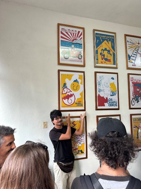 Tomando fotos con los posters