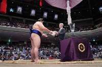 Český pohár předán vítězi podzimního Grand Sumo Tournament v Tokiu