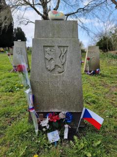 Hrob na hřbitově St. Ethelbert Churchyard v East Wretham navštíven 21. dubna 2021