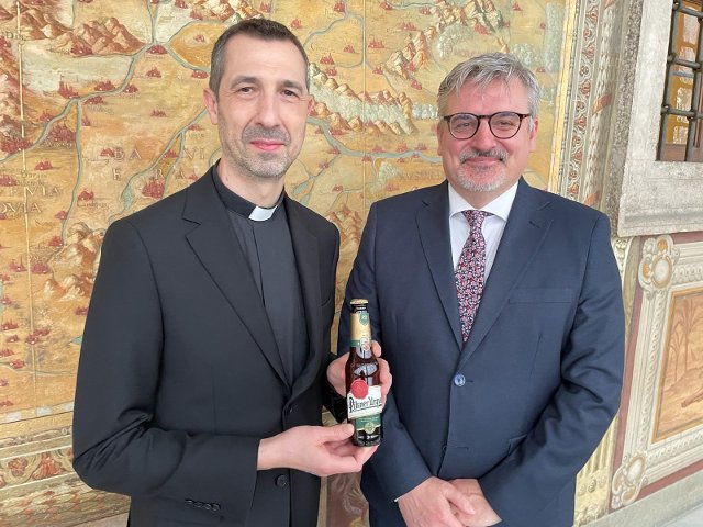Mons. Roberto Campisi s velvyslancem Václavem Kolajou v Apoštolském paláci ve Vatikánu 