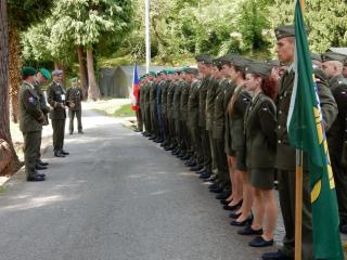       Rassemblement dans le camp militaire. 