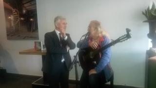 O hudební doprovod se postaral zpěvák Jaroslav Hutka 